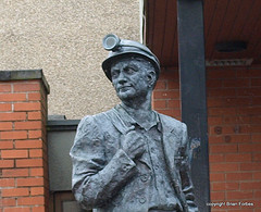 Estatua de un minero en la entrada de la biblioteca de Fife (Gran Bretaña)