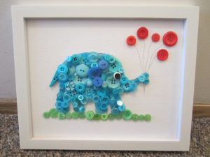 Elefante diseñado con botones de color azul