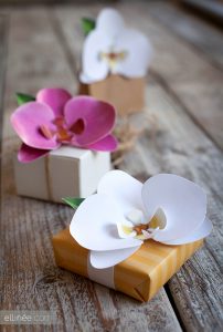 Dos orquideas decorando pequeños paquetitos de regalo