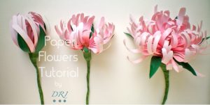 Tres flores de crisantemos de papel