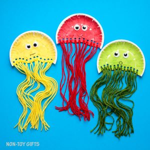 Tres medusas hechas con platos de papel