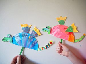 Dos dragones de color creados con platos papel