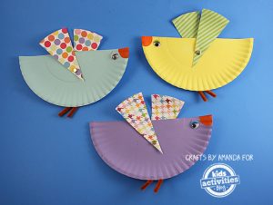 Tres pájaros hechos con platos de papel