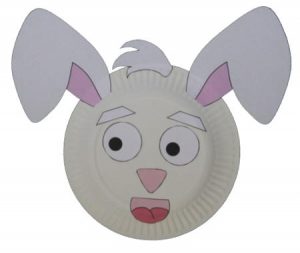 Cabeza de conejo hecha con plato de papel