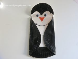 pingüinito hecho con un plato de papel