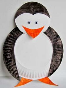 Pingüino hecho con plato de papel