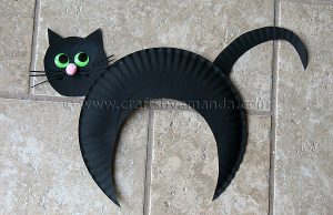 Gato negro creado con plato de papel