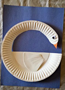 Cisne blanco hecho con plato de papel