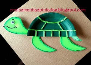 Una tortuga hecha con un plato de papel