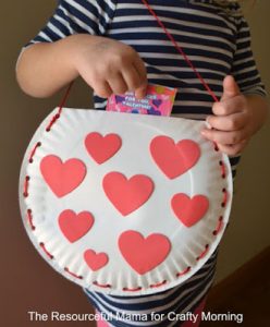 Un bolso con corazones de platos de papel