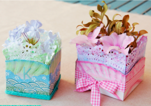 Dos cestas con flores hechas con platos de papel.