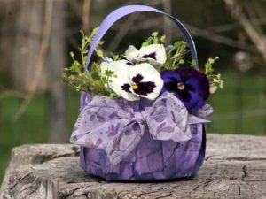 Una cesta con flores hecha con un plato de papel.