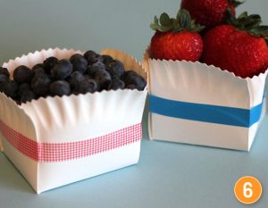 Dos cestas con frutas hechas con platos de papel.