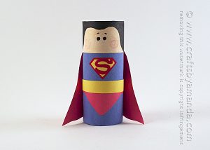 Superman hecho con tubo de cartón.