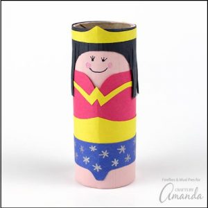 Wonder Woman hecha con tubo de cartón.