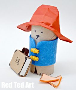 Un oso con sombrero y cartera.