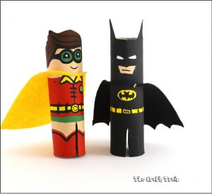 Batman y Robin en rollos de cartón.