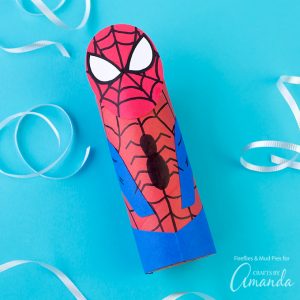 Spiderman hecho con un tubo de cartón.