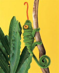 Un camaleón en una rama de limpiapipas